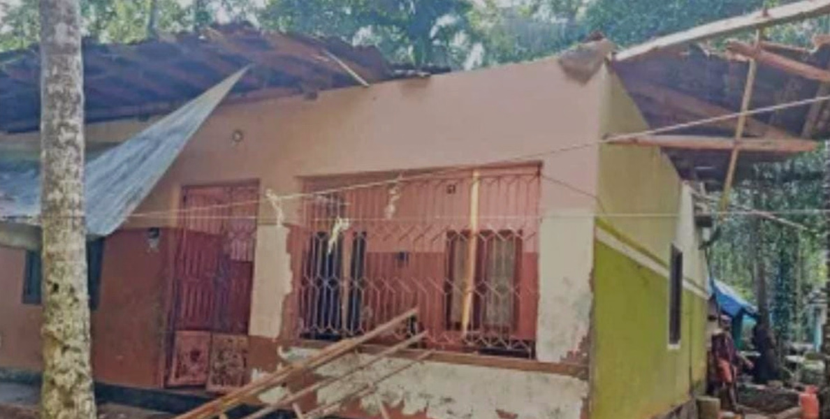  നരിക്കുനിയില്‍ വീടിന്റെ മേൽക്കൂര നിലംപൊത്തി